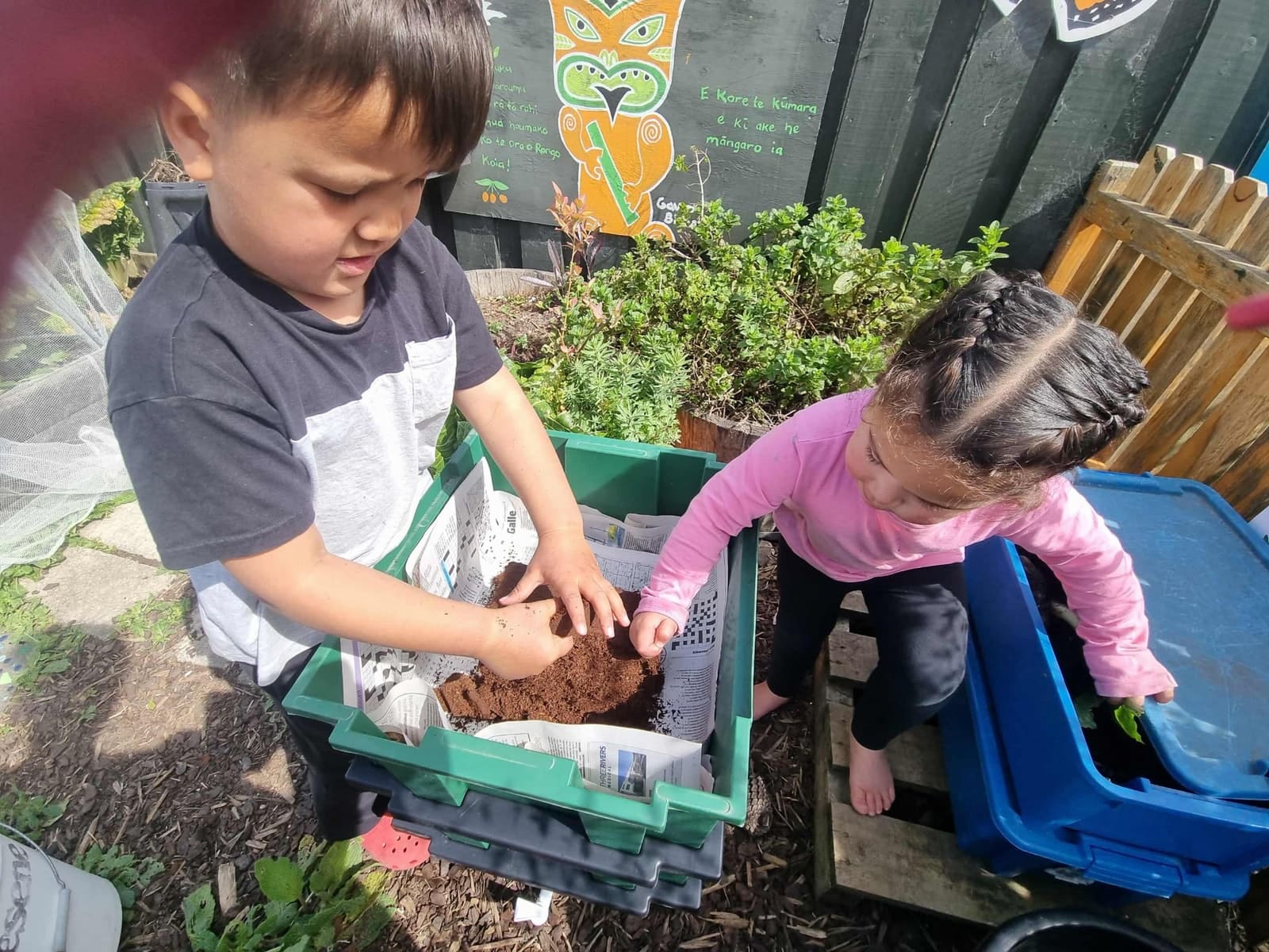 tamariki children recyclind foot and learning sustainability 